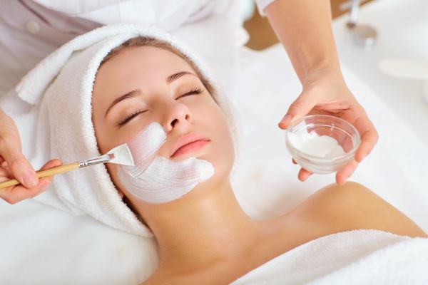 Gesichtsbehandlungen Kosmetik Nicole Moberg